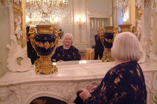 Op Paleis Noordeinde bij de uitreiking van de Prijs der Nederlandse Letteren, 2004. Foto: Chris van Houts